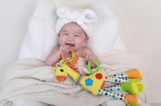 天水三个月宝宝正确抱姿